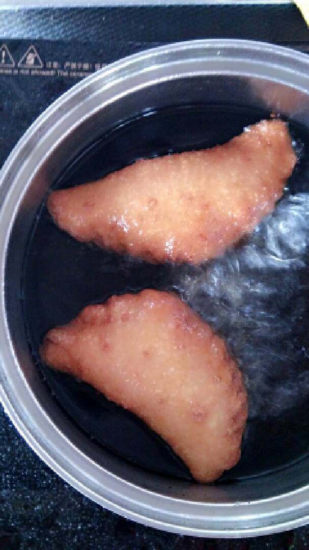 改良版发面酥皮饺,油温七成下入酥皮饺,炸成微黄关火,再在油锅里炸二十来秒捞出装盘。(一直高油温炸出来颜色会很深、发黑)