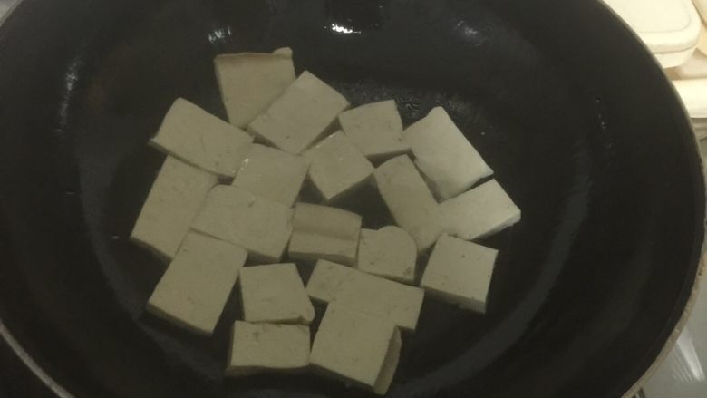 香辣豆腐烩豆角,放适量油,待油热后放入切好的豆腐,煎至两面金黄