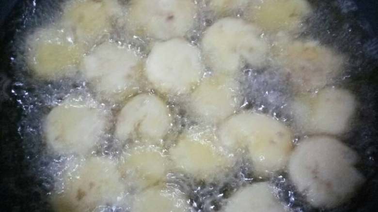 椒盐土豆饼,把油烧烫~~土豆饼放进