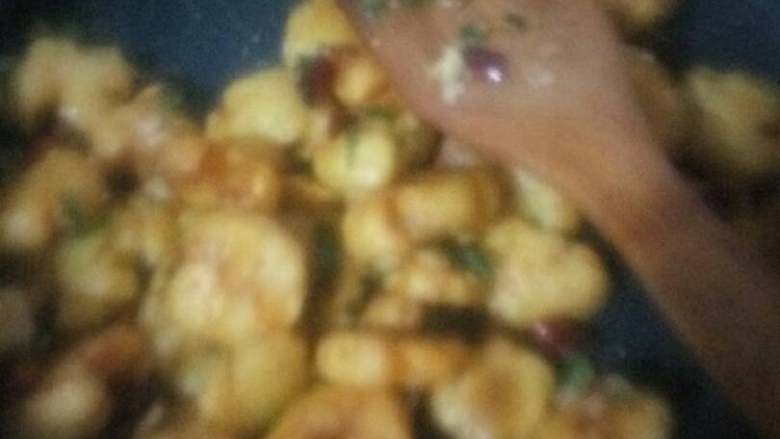 椒盐土豆饼,土豆也倒进,放椒盐粉~五香粉