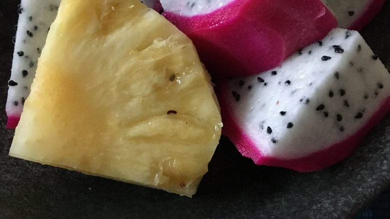 多功能水果红茶,切成这样的,其他的水果都在玻璃壶里忘记拍了。菠萝多放点