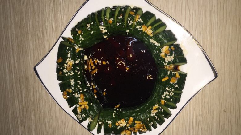 蓑衣黄瓜,然后把调好的汁浇在黄瓜上面,就大功告成咯!