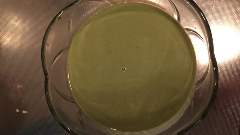 水果抹茶千层蛋糕,过筛后变得很细腻