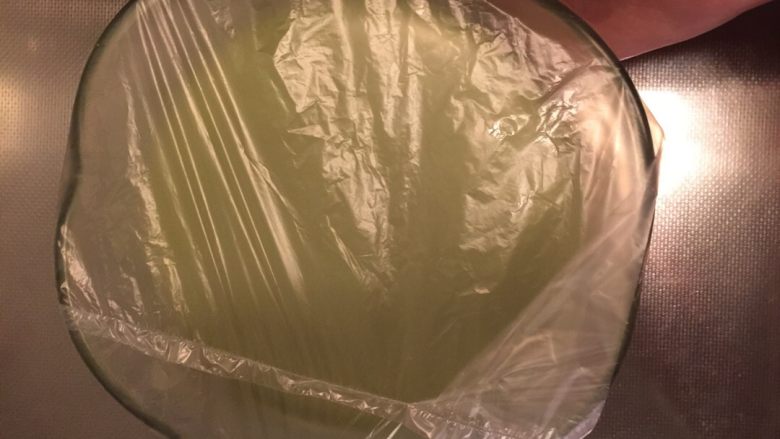 水果抹茶千层蛋糕,包上保鲜膜放冰箱冷藏一小时,口感更好