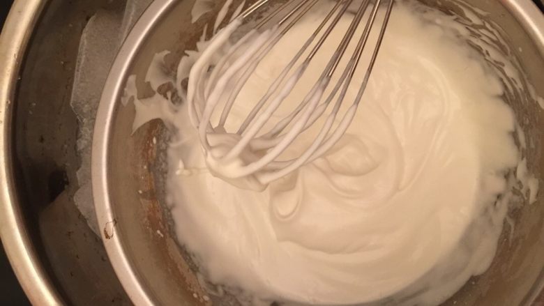 水果抹茶千层蛋糕,然后打奶油,我喜欢手动打发,因为打出来口感很好吃,而且还可以帮助胳膊运动,有减肥效果喔,一举两得😄