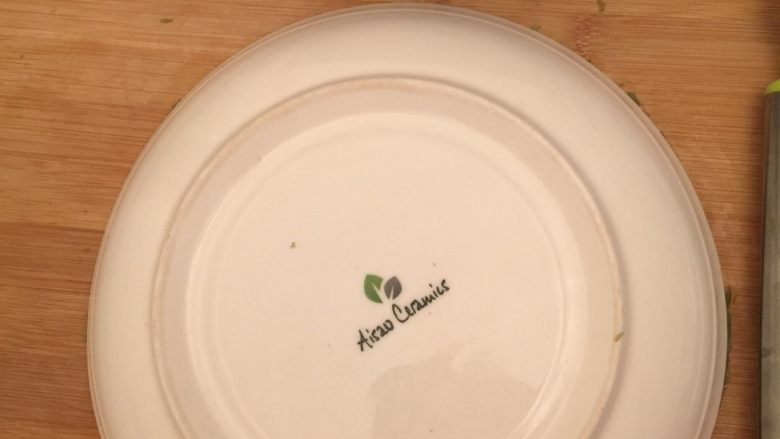 水果抹茶千层蛋糕,把煎好的所有可丽饼用一个盘子扣过来,用小刀修正一下旁边的边,更圆滑更美腻喔