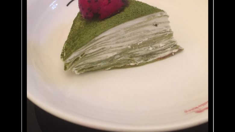 水果抹茶千层蛋糕,抹茶口味的清新爽口,搭配一杯清茶口感就更好了,😁