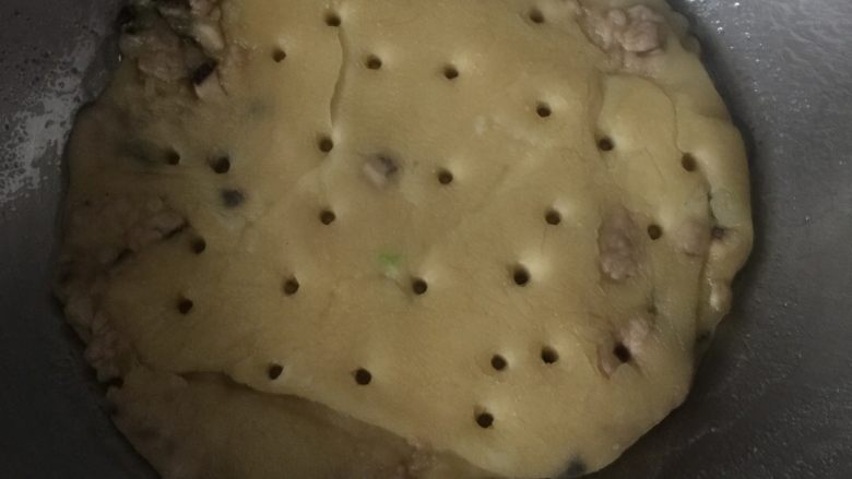 千层肉饼,热锅冷油煎饼,为保中间会熟,用筷子点小洞,面饼二面反复煎