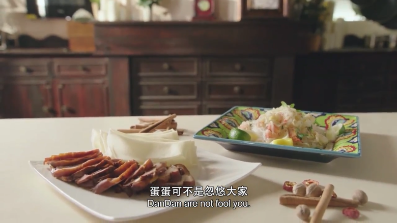 春饼卷肘子配青木瓜沙拉