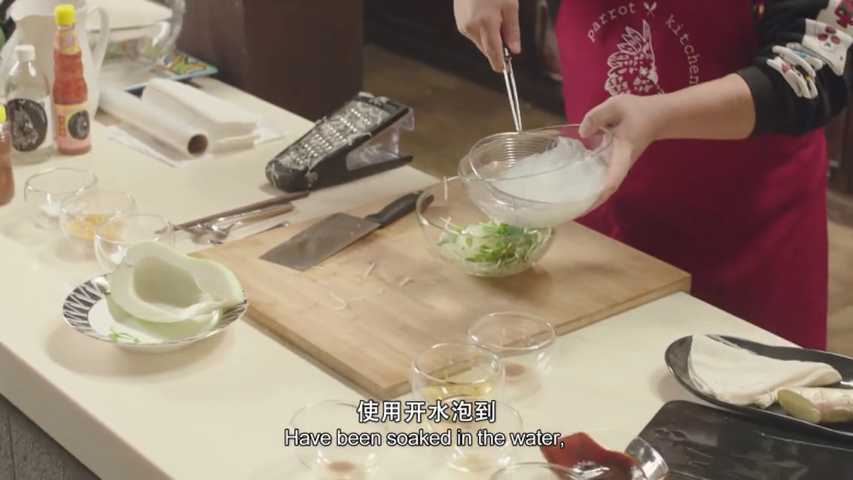 春饼卷肘子配青木瓜沙拉,<a style='color:red;display:inline-block;' href='/shicai/ 2171'>青木瓜</a>沙拉：<a style='color:red;display:inline-block;' href='/shicai/ 2171'>青木瓜</a>磨成丝，<a style='color:red;display:inline-block;' href='/shicai/ 91614'>薄荷叶</a>切断放入，再加上用用开水泡胀发的粉丝