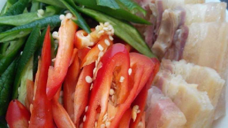 双椒腊肉,把煮熟的<a style='color:red;display:inline-block;' href='/shicai/ 436'>腊肉</a>，辣椒，<a style='color:red;display:inline-block;' href='/shicai/ 37'>姜</a>，<a style='color:red;display:inline-block;' href='/shicai/ 3349'>蒜苗</a>如图切好