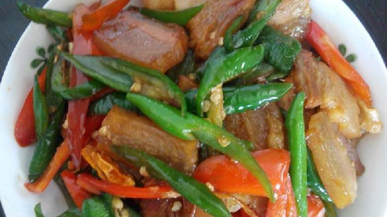 双椒腊肉,锅里放适量的油，油热后放入适量的<a style='color:red;display:inline-block;' href='/shicai/ 700'>花椒</a>，<a style='color:red;display:inline-block;' href='/shicai/ 695'>八角</a>，姜，蒜苗爆香，加入辣椒，适量的盐翻炒至熟，倒入切好的腊肉烩一下就可以出锅了