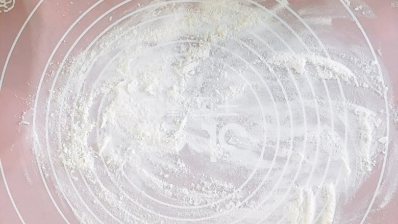 卡通饼干(家里没有鸡蛋的这样做),一小时后,烘焙垫上撒上面粉!