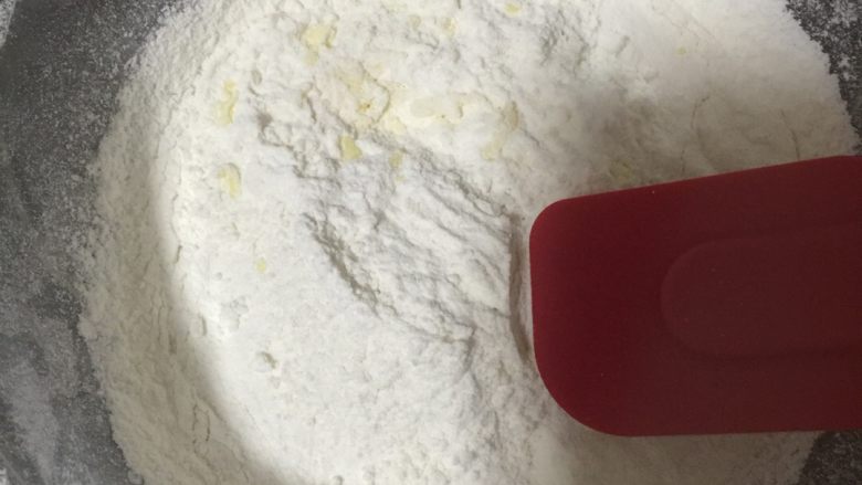 蔓越梅卷,再倒入过筛的面粉用刮刀上下拌匀,不要打圆圈哦