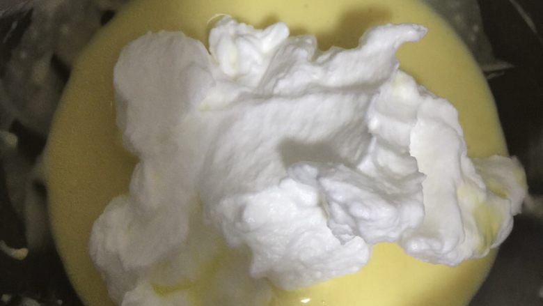 蔓越梅卷,铲三分之一蛋白到蛋黄,用刮刀拌匀