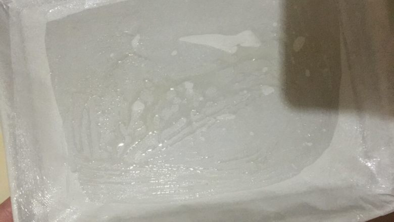 蔓越梅卷,烤盘上铺上油纸,刷一层油