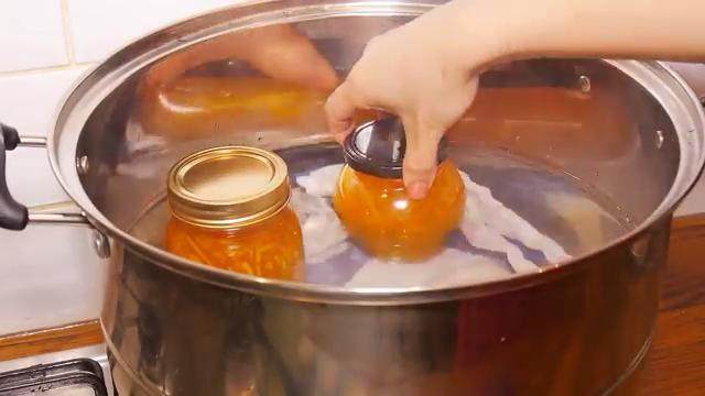 香橙果酱,烧一锅水,铺上毛巾,放入果酱瓶,倒入开水没过瓶口,水开后中火煮15分钟
