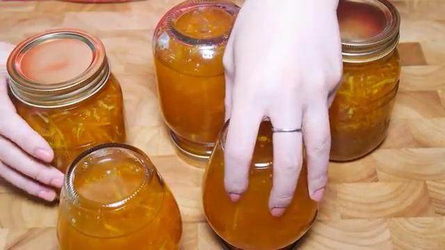 香橙果酱,捞出晾凉,把瓶子倒过来,等冷却后再正过来