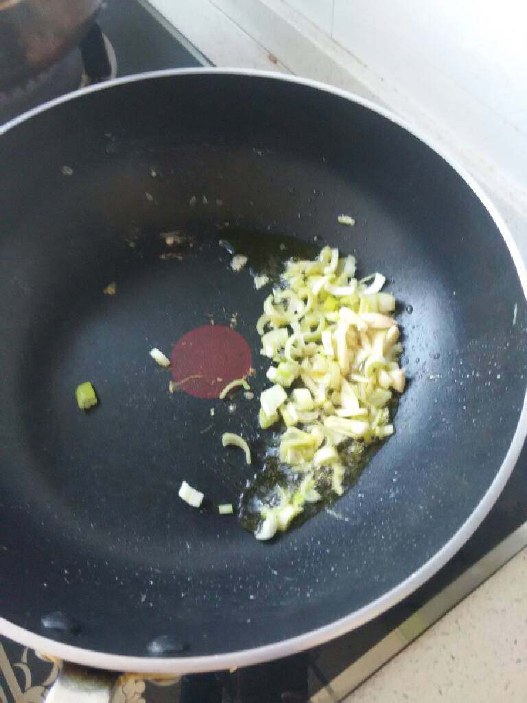 西红柿青椒炒鸡蛋,加油葱蒜爆香