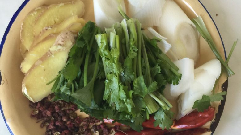 陕北炖羊肉,准备好需要的调料葱姜辣椒花椒香菜胡萝卜，加入胡萝卜是去膻味的！