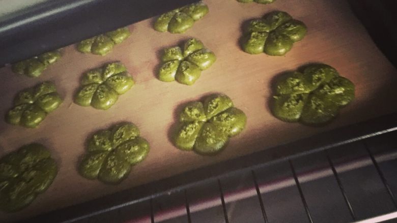 抹茶曲奇🍵,面粉抹茶粉过筛将打发好的黄油混合放入压花器里面挤到烤盘上(需铺油纸)