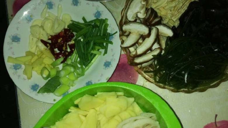麻辣香锅,把所用的材料准备好。起锅热油。