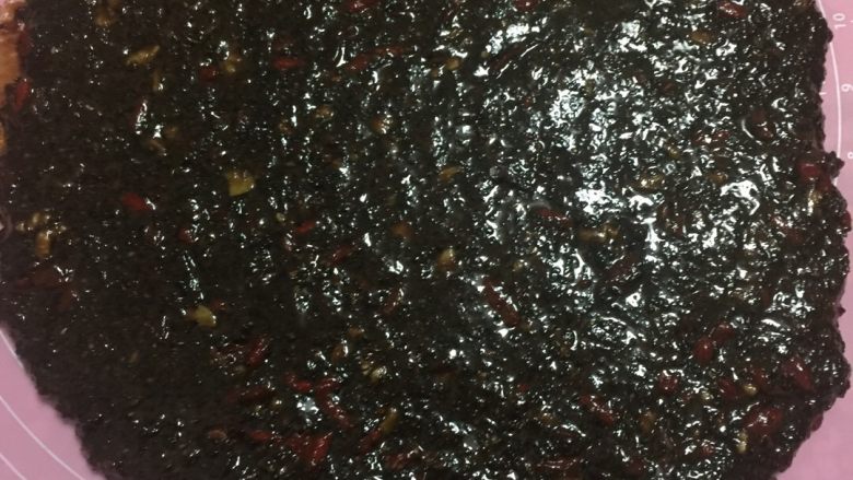 姜枣糖,拌匀后,倒出摸平,