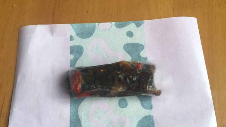 姜枣糖,冷切后切2.5cm左右长度,先用糯米纸包一层,再用糖果纸包装