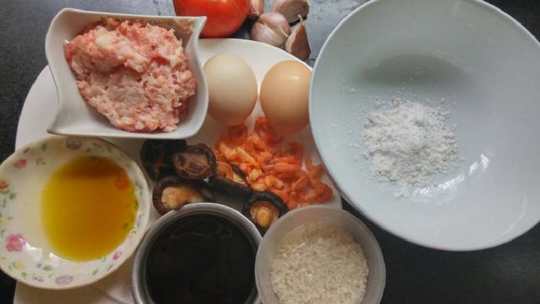 简单家庭版的肠粉,需要的食物,喜欢什么食物自己放,我家里只有这些