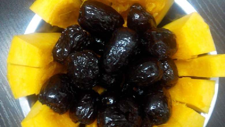 枣香小南瓜,把<a style='color:red;display:inline-block;' href='/shicai/ 615'>蜜枣</a>放入南瓜的中心，然后上蒸笼大火蒸十五分钟