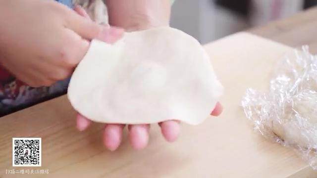 鲜肉包子,取一团面搓圆按扁,擀成面片