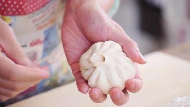 鲜肉包子,把手上的面转一圈,捏紧形成金鱼嘴