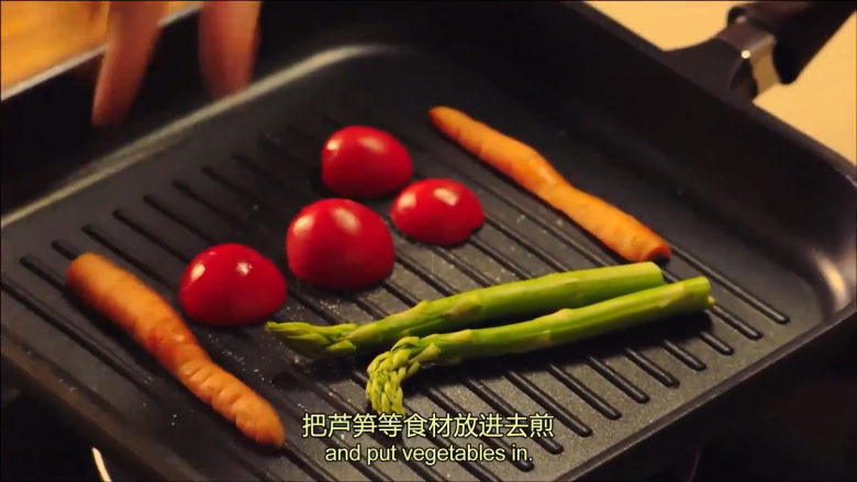 起酥三文鱼派,摆盘蔬菜:小西红柿,胡萝卜,<a style='color:red;display:inline-block;' href='/shicai/ 122'>芦笋</a>煎一下