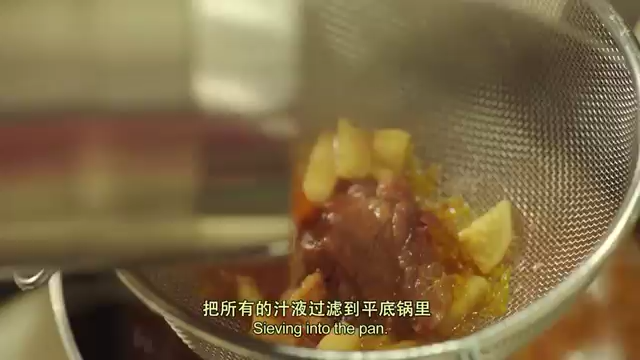 煎带骨牛排配土豆泥,步骤一中汤汁过滤后煮至粘稠