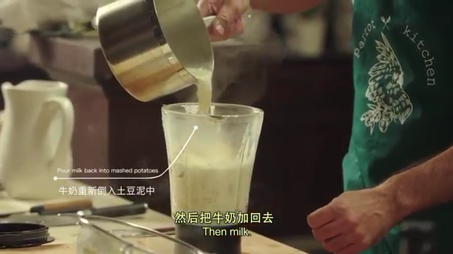 煎带骨牛排配土豆泥,将煮熟的牛奶土豆倒入搅拌机，加入<a style='color:red;display:inline-block;' href='/shicai/ 761'>辣椒粉</a>、<a style='color:red;display:inline-block;' href='/shicai/ 134333'>黑胡椒</a>、盐后打成泥