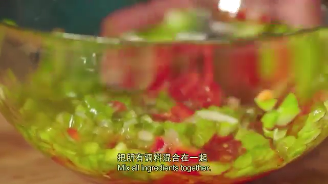 煎带骨牛排配土豆泥,西红柿去皮，去籽切丁；红彩椒、绿彩椒、<a style='color:red;display:inline-block;' href='/shicai/ 29'>洋葱</a>切丁；<a style='color:red;display:inline-block;' href='/shicai/ 131'>香菜</a>、<a style='color:red;display:inline-block;' href='/shicai/ 2784'>欧芹</a>切碎；全部倒入容器，最后加入<a style='color:red;display:inline-block;' href='/shicai/ 851'>橄榄油</a>和<a style='color:red;display:inline-block;' href='/shicai/ 715'>白醋</a>各一半，没过食材