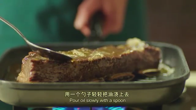 煎带骨牛排配土豆泥,把<a style='color:red;display:inline-block;' href='/shicai/ 216'>牛肉</a>纤维处理干净，撒上盐、胡椒，将<a style='color:red;display:inline-block;' href='/shicai/ 216'>牛肉</a>煎至表面金黄7成熟即可