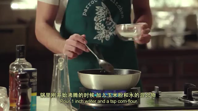 煎带骨牛排配土豆泥,之前的酱汁用<a style='color:red;display:inline-block;' href='/shicai/ 156925'>水</a>和<a style='color:red;display:inline-block;' href='/shicai/ 6139'>玉米粉</a>收汁