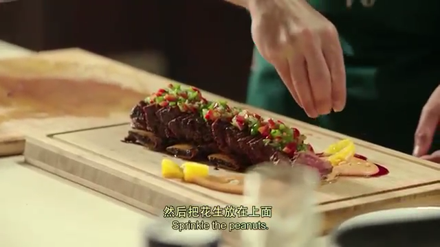 煎带骨牛排配土豆泥,最后把配菜装饰放上就好了