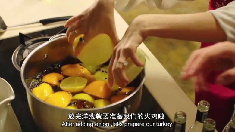 水果烤火鸡,制作冷腌汤:将<a style='color:red;display:inline-block;' href='/shicai/ 102873'><a style='color:red;display:inline-block;' href='/shicai/ 591'>苹果</a>酒</a>9瓶倒入锅中煮开,放入1杯<a style='color:red;display:inline-block;' href='/shicai/ 801'>海盐</a>50克,6瓣蒜,6片<a style='color:red;display:inline-block;' href='/shicai/ 741'>香叶</a>,4枝<a style='color:red;display:inline-block;' href='/shicai/ 832'>迷迭香</a>,4枝鼠尾草,4枝百里香,8颗<a style='color:red;display:inline-block;' href='/shicai/ 695'>八角</a>,3勺<a style='color:red;display:inline-block;' href='/shicai/ 134333'>黑胡椒</a>,1勺多香果,1勺杜松子,1-2根<a style='color:red;display:inline-block;' href='/shicai/ 3750'>肉桂</a>,放1L水,待汤汁冷却,将3颗<a style='color:red;display:inline-block;' href='/shicai/ 626'>橙子</a>,2颗<a style='color:red;display:inline-block;' href='/shicai/ 595'>柠檬</a>切成六瓣,2个<a style='color:red;display:inline-block;' href='/shicai/ 29'>洋葱</a>切<a style='color:red;display:inline-block;' href='/shicai/ 29'>洋葱</a>圈放入冷却的汤汁中。