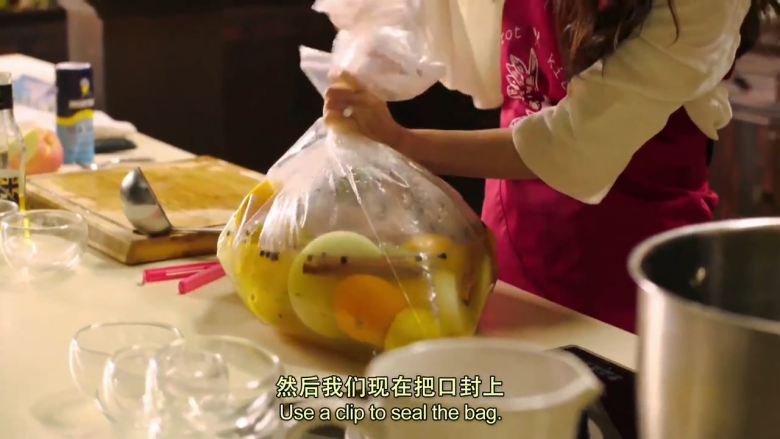 水果烤火鸡,将海盐涂抹在<a style='color:red;display:inline-block;' href='/shicai/ 98'>火鸡</a>表面揉搓片刻,放入密封袋,再将汤汁倒入密封口袋中扎紧袋口,放入冰箱腌制12小时左右