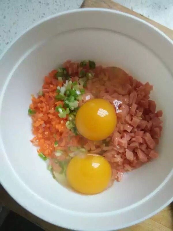 鸡蛋饼,打两个蛋,直接打到碗里就可以