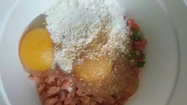 鸡蛋饼,现在加两勺面粉,注意用量,面粉不要太多,在加适量的食盐,放点点鸡精,在放点点胡椒粉或者十三香什么的都可以,