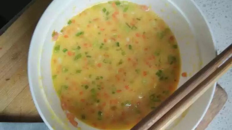 鸡蛋饼,放点水,不要太多,小半碗就可以,在一起搅拌,搅拌时间稍多点,担心面粉容易结一起