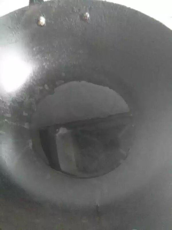 鸡蛋饼,锅里放油,放油前锅一定要干,不要有水担心有水油会溅起来,热油时开大火,感觉油热了转小火,