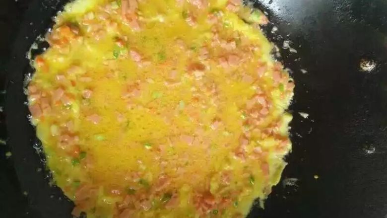 鸡蛋饼,不要放太多油,如果油温太高可以把火先关下,担心食物都没有全部放下去锅里的都熟了,