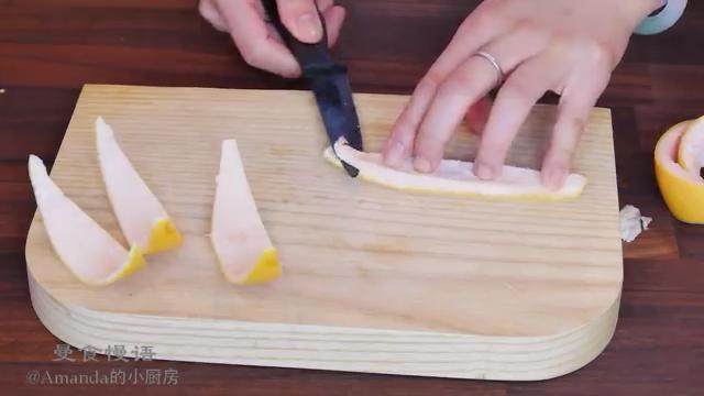 糖渍柚子皮,切成比较窄的条状,去掉白瓤