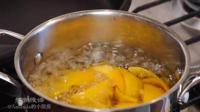 糖渍柚子皮,捞出放入锅里,加清水煮开