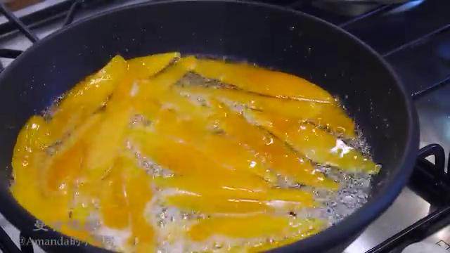 糖渍柚子皮,再倒入糖,翻动,小火煮15分钟,大火收汁