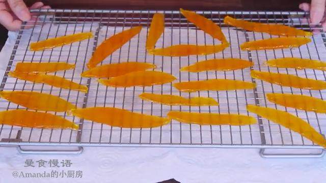 糖渍柚子皮,在桌上铺上厨房纸,放上架子,把柚子皮放架子上晾干
